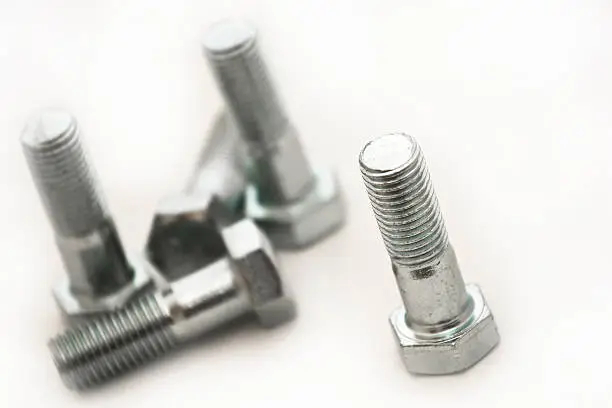 How Does a Bolt Hexagonal Head Differ from a Socket Head Bolt?